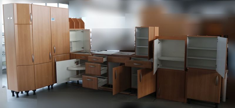 Küchenzeile mit Kühlgefrierkombination, Spüle und Topfrondell gebraucht