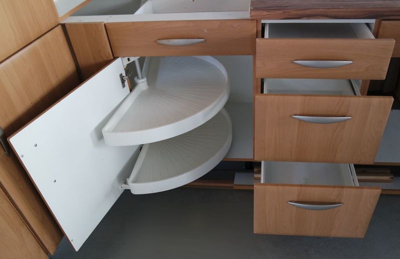 Küchenzeile mit Kühlgefrierkombination, Spüle und Topfrondell gebraucht